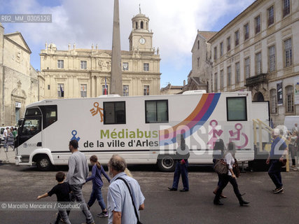 Arles, France, October 2013. Mobile library in place de la République / Arles, Francia. ottobre 2013. Bibliobus in place de la République - ©Marcello Mencarini/Rosebud2