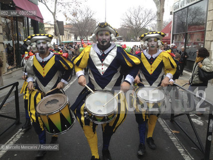 Arles, France, December 21, 2013. Costumed drummers / Arles, Francia, 21 dicembre 2013. Suonatori di tamburo in costume
 ©Marcello Mencarini/Rosebud2