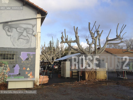 France, Provence, December 21, 2013. The Emmaus Community in Arles. These communities conceived by Abbot Pierre (Henri Grouès) sell second-hand furniture, clothes and various objects and the gain is spent on maintaining the community and for charity / Francia, Provenza, 21 dicembre 2013. La Comunità Emmaus di Arles. Queste comunità ideate dallAbbé Pierre (Henri Grouès) vendono mobili, vestiti e oggetti di seconda mano e il ricavato viene speso per mantenere la comunità e per beneficenza  - ©Marcello Mencarini/Rosebud2