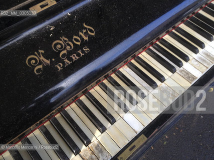 Arles, France, 2013. An old piano A. Bord / Arles, Francia, 2013. Un vecchio pianoforte A. Bord - ©Marcello Mencarini/Rosebud2