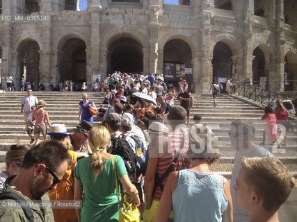 Provence, Arles. People queuing to enter the Arena in Arles (les Arenes dArles) /  Provenza, Francia. Gente in coda per entrare nellArena di Arles (les Arènes dArles) - ©Marcello Mencarini/Rosebud2
