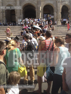 Provence, Arles. People queuing to enter the Arena in Arles (les Arenes dArles) /  Provenza, Francia. Gente in coda per entrare nellArena di Arles (les Arènes dArles) - ©Marcello Mencarini/Rosebud2