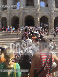 Provence, Arles. People queuing to enter the Arena in Arles (les Arenes dArles) /  Provenza, Francia. Gente in coda per entrare nellArena di Arles (les Arènes dArles) - ©Marcello Mencarini/Rosebud2