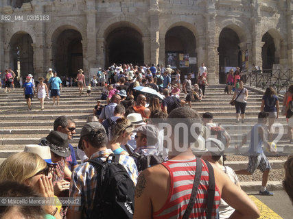 Provence, Arles. People queuing to enter the Arena in Arles (les Arenes dArles) /  Provenza, Francia. Gente in coda per entrare nellArena di Arles (les Arènes dArles) - ©Marcello Mencarini/Rosebud2