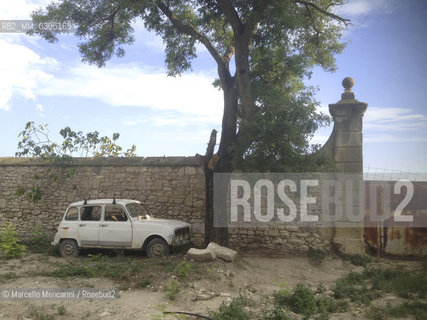 A Renault 4 car abandoned along the boundary wall of an old farmhouse in the countryside of Arles in Provence (France) / Unautomobile Renault 4 abbandonata lungo il muro di recinzione di un vecchio casale nella campagna di Arles in Provenza (Francia) - ©Marcello Mencarini/Rosebud2