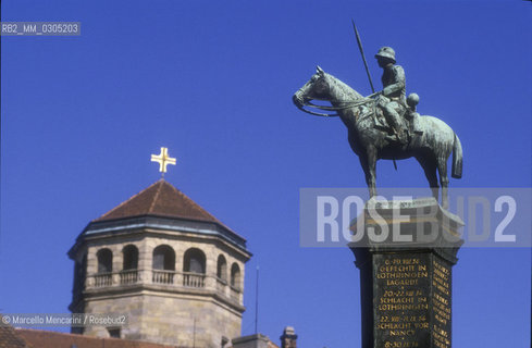 Bayreuth, 1993. Statue over a ountain in front of the Schlosskirche / Bayreuth, 1993. Statua sopra una fontana davanti alla  Schlosskirche - ©Marcello Mencarini/Rosebud2