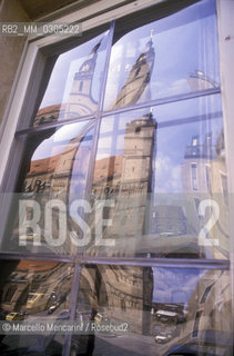 Bayreuth (1993). The Stadtkirche reflected on a window / Bayreuth (1993). La Stadkirche riflessa su una finestra
 ©Marcello Mencarini/Rosebud2
