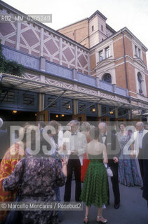 Peole in front of the Festspielhaus in Bayreuth (1993) / Pubblico davanti al Festspielhaus di Bayreuth - ©Marcello Mencarini/Rosebud2