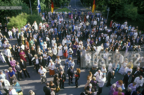Peole in front of the Festspielhaus in Bayreuth (1993) / Pubblico davanti al Festspielhaus di Bayreuth - ©Marcello Mencarini/Rosebud2