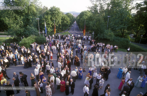 Peole in front of the Festspielhaus in Bayreuth (1993) / Pubblico davanti al Festspielhaus di Bayreuth - ©Marcello Mencarini/Rosebud2