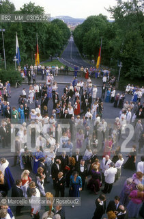 Peole in front of the Festspielhaus in Bayreuth (1993) / Pubblico davanti al Festspielhaus di Bayreuth - ©Marcello Mencarini/Rosebud2