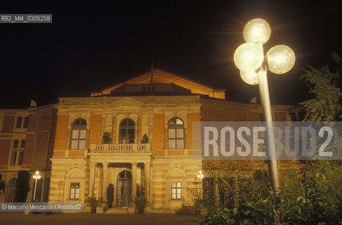 Bayreuth Festspielhaus nightly  (1993) / Festspielhaus di Bayreuth di notte (1993) - ©Marcello Mencarini/Rosebud2