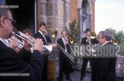 Musicians in front of the Festspielhaus in Bayreuth (1993) / Musicisti davanti al Festspielhaus di Bayreuth (1993) - ©Marcello Mencarini/Rosebud2