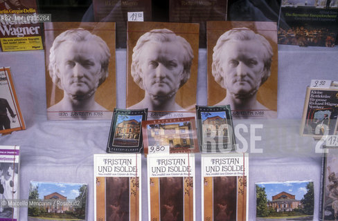 Bayreuth, 1993. Shop window of a bookshop with some books about Richard Wagner / Bayreuth, 1993. Vetrina di una libreria con pubblicazioni su Richard Wagner - ©Marcello Mencarini/Rosebud2