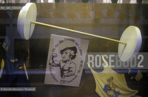 Bayreuth, 1993. Shop window of a fitness store with a caricature of Richard Wagner / Bayreuth, 1993. Vetrina di un negozio di articoli sportivi con una caricatura di Richard Wagner - ©Marcello Mencarini/Rosebud2