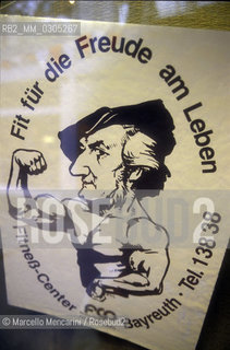Bayreuth, 1993. Shop window of a fitness store with a caricature of Richard Wagner / Bayreuth, 1993. Vetrina di un negozio di articoli sportivi con una caricatura di Richard Wagner - ©Marcello Mencarini/Rosebud2
