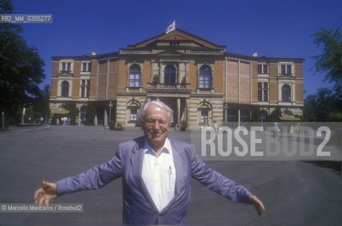 Bayreuth, 1993. Wolfgang Wagner, grandson of music composer Richard and director of the Bayreuth Festival, in front of the Festspielhaus / Bayreuth, 1993. Wolfgang Wagner, nipote del compositore Richard Wagner e direttore del Festival di Bayreuth, davanti alla Festspielhaus - ©Marcello Mencarini/Rosebud2