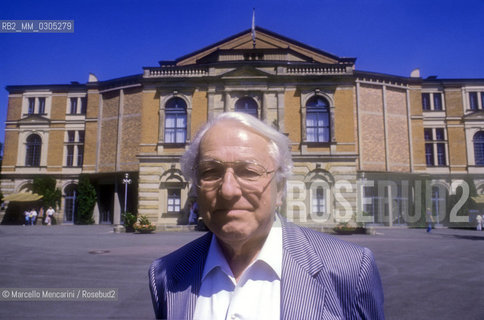 Bayreuth, 1993. Wolfgang Wagner, grandson of music composer Richard and director of the Bayreuth Festival, in front of the Festspielhaus / Bayreuth, 1993. Wolfgang Wagner, nipote del compositore Richard Wagner e direttore del Festival di Bayreuth, davanti alla Festspielhaus - ©Marcello Mencarini/Rosebud2