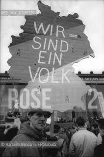 Berlin, 1989. Demonstration for unification of Germany in front of the Brandeburg Gate / Berlino, 1989. Manifestazione dellunificazione della Germania davanti alla Porta di Brandeburgo - ©Marcello Mencarini/Rosebud2