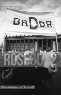 Berlin, 1989. Demonstration for unification of Germany in front of the Brandeburg Gate / Berlino, 1989. Manifestazione dellunificazione della Germania davanti alla Porta di Brandeburgo - ©Marcello Mencarini/Rosebud2