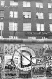 West Berlin, November 1989. The Berlin Wall after the opening of the border between East Germany and West Germany / Berlino Ovest, novembre 1989. Il Muro di Berlino dopo la dichiarazione dellapertura delle frontiere tra Germania Est e Germania Ovest - ©Marcello Mencarini/Rosebud2