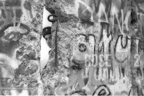 West Berlin, November 1989. The Berlin Wall after the opening of the border between East Germany and West Germany / Berlino Ovest, novembre 1989. Il Muro di Berlino dopo la dichiarazione dellapertura delle frontiere tra Germania Est e Germania Ovest - ©Marcello Mencarini/Rosebud2