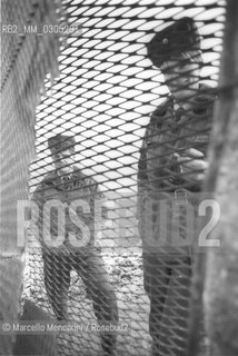 West Berlin, November 1989. Soldiers behind the netting along the Berlin Wall after the opening of the border between East Germany and West Germany / Berlino Ovest, novembre 1989. Soldati dietro il reticolato lungo il Muro di Berlino dopo la dichiarazione dellapertura delle frontiere tra Germania Est e Germania Ovest - ©Marcello Mencarini/Rosebud2