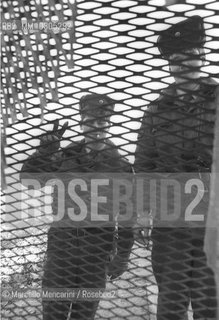 West Berlin, November 1989. Soldiers behind the netting along the Berlin Wall after the opening of the border between East Germany and West Germany / Berlino Ovest, novembre 1989. Soldati dietro il reticolato lungo il Muro di Berlino dopo la dichiarazione dellapertura delle frontiere tra Germania Est e Germania Ovest - ©Marcello Mencarini/Rosebud2