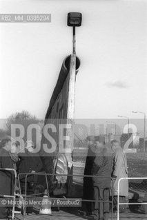 West Berlin, November 1989. The Berlin Wall fall: people who cross the Wall after the opening of the border between East Germany and West Germany / Berlino Ovest, novembre 1989. Caduta del muro di Berlino: persone che scavalcano il muro dopo lapertura delle frontiere tra Germania Est e Germania Ovest - ©Marcello Mencarini/Rosebud2