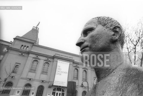 East Berlin, 1989. Monument to Bertold Brecht in front of the Berliner Ensemble theater / East Ovest, 1989. Il monumento a Bertolt Brecht davanti al teatro Berliner Ensemble - ©Marcello Mencarini/Rosebud2
