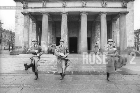 East Berlin, 1989. Honor Guard in front of the Neue Wache, Memorial to the Victims of Fascism and Miiitarism / Berlino Est, 1989. Guardia donore davanti alla Neue Wache, Monumento alle vittime del fascismo e del militarismo - ©Marcello Mencarini/Rosebud2