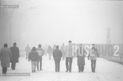 East Berlin, 1989. People going on foot from East berlin to West Berlin after the opening of the border between East Germany and West Germany  / Berlino, 1989. Persone che vanno a piedi da berlino est a Berlino Ovest dopo lapertura delle frontiere tra Germania Est e Germania Ovest - ©Marcello Mencarini/Rosebud2