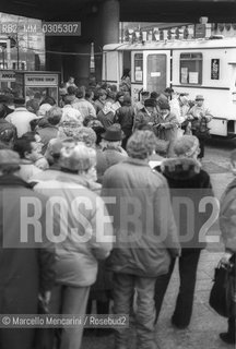 West Berlin, 1989. Citizens of the East Germany in the queue at the mobile counter of a West Berlin bank to collect a bonus of 100 marks, gift of the West Germany after the opening of the border between East Germany and West Germany / Berlino Ovest, 1989. Cittadini della Germania Est in coda allo sportello mobile di una banca di Berlino Ovest per riscuotere un bonus di 100 marchi, regalo della Germania Ovest dopo lapertura delle frontiere tra Germania Est e Germania Ovest - ©Marcello Mencarini/Rosebud2