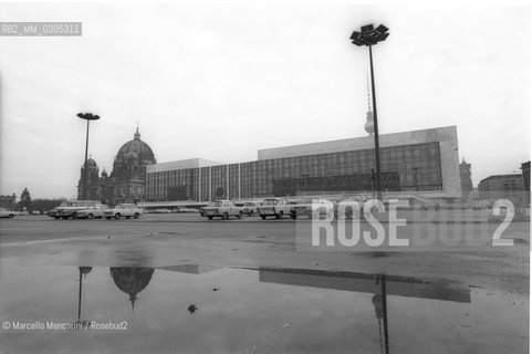 East Berlin, 1989. The Berlin Cathedral and the Palast der Republik (DDR Parliament) / Berlino Est, 1989. Il duomo di Berlino e il Palast der Republik (il Parlamento della DDR) - ©Marcello Mencarini/Rosebud2