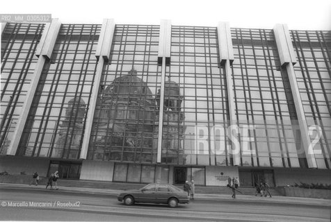 East Berlin, 1989. The Berlin Cathedral reflected on the Palast der Republik (DDR Parliament) façade, 1989 / Berlino Est, 1989. Il duomo di Berlino riflesso sul Palast der Republik (il Parlamento della DDR) - ©Marcello Mencarini/Rosebud2