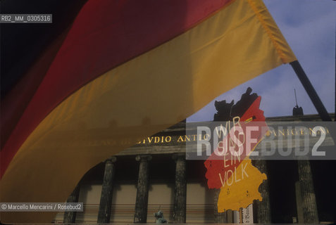 Berlin, 1989. Demonstration for unification of Germany in front of the Brandeburg Gate / Berlino, 1989. Manifestazione dellunificazione della Germania davanti alla Porta di Brandeburgo - ©Marcello Mencarini/Rosebud2