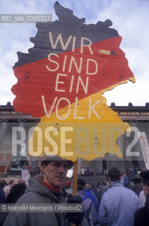 Berlin, 1989. Demonstration for unification of Germany in front of the Brandeburg Gate / Berlino, 1989. Manifestazione dellunificazione della Germania davanti alla Porta di Brandeburgo - ©Marcello Mencarini/Rosebud2