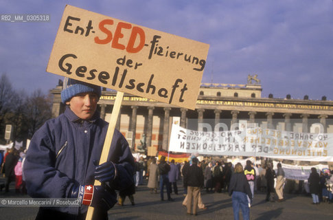 Berlin, 1989. Demonstration for unification of Germany in front of the Brandeburg Gate / Berlino, 1989. Manifestazione dellunificazione della Germania davanti alla Porta di Brandeburgo - ©Marcello Mencarini/Rosebud2