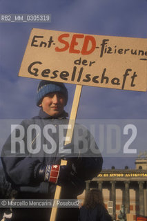 Berlin, 1989. Demonstration for unification of Germany in front of the Brandeburg Gate / Berlino, 1989. Manifestazione dellunificazione della Germania davanti alla Porta di Brandeburgo - ©Marcello Mencarini/Rosebud2