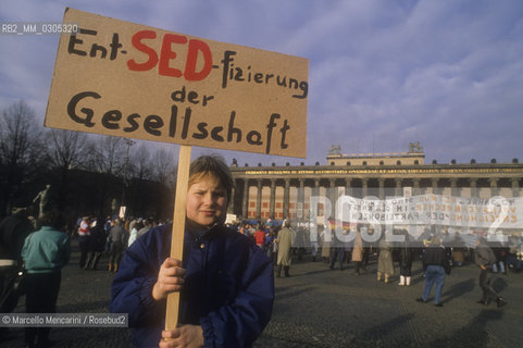 Berlin, 1989. Demonstration for unification of Germany in front of the Brandeburg Gate / Berlino, 1989. Manifestazione dellunificazione della Germania davanti alla Porta di Brandeburgo - ©Marcello Mencarini/Rosebud2