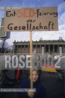 Berlin, 1989. Demonstration for unification of Germany in front of the Brandeburg Gate / Berlino, 1989. Manifestazione dellunificazione della Germania davanti alla Porta di Brandeburgo - ©Marcello Mencarini/Rosebud2