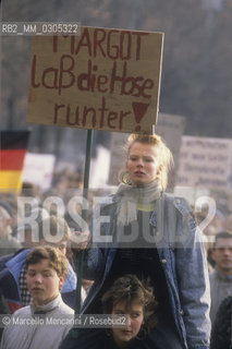 Berlin, 1989. Demonstration for unification of Germany in front of the Brandeburg Gate / Berlino, 1989. Manifestazione dellunificazione della Germania davanti alla Porta di Brandeburgo - ©Marcello Mencarini/Rosebud2
