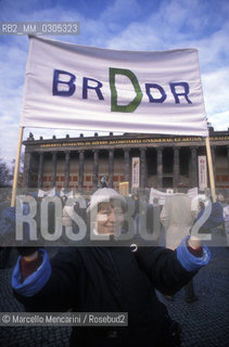 Berlin, 1989. Demonstration for unification of Germany in front of the Brandeburg Gate / Berlino, 1989. Manifestazione dellunificazione della Germania davanti alla Porta di Brandeburgo - ©Marcello Mencarini/Rosebud2