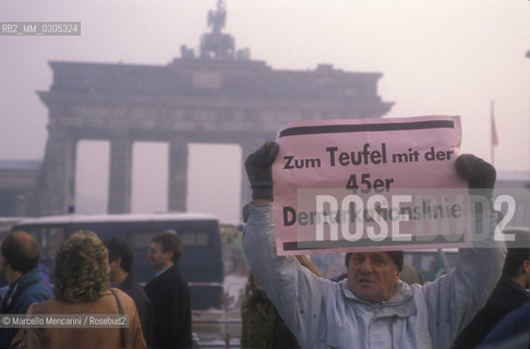 Berlin, 1989. Demonstration for unification of Germany in front of the Brandeburg Gate / Berlino, 1989. Manifestazione dellunificazione della Germania davanti alla Porta di Brandeburgo - ©Marcello Mencarini/Rosebud2