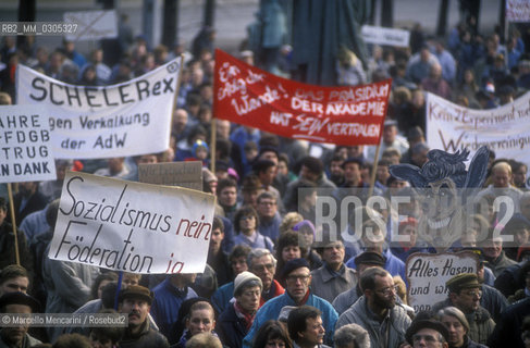 Berlin, 1989. Demonstration for unification of Germany / Berlino, 1989. Manifestazione dellunificazione della Germania - ©Marcello Mencarini/Rosebud2
