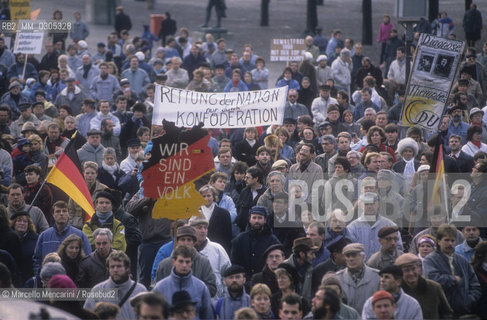 Berlin, 1989. Demonstration for unification of Germany in front of the Brandeburg Gate / Berlino, 1989. Manifestazione dellunificazione della Germania davanti alla Porta di Brandeburgo - ©Marcello Mencarini/Rosebud2