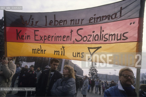 Berlin, 1989. Demonstration for unification of Germany in front of the Brandeburg Gate / Berlino, 1989. Manifestazione dellunificazione della Germania davanti alla Porta di Brandeburgo - ©Marcello Mencarini/Rosebud2