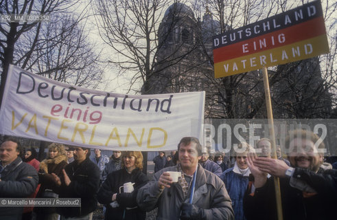 Berlin, 1989. Demonstration for unification of Germany in front of the Brandeburg Gate / Berlino, 1989. Manifestazione dellunificazione della Germania davanti alla Porta di Brandeburgo - ©Marcello Mencarini/Rosebud2