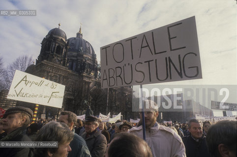 Berlin, 1989. Demonstration for unification of Germany in front of the Brandeburg Gate / Berlino, 1989. Manifestazione dellunificazione della Germania davanti alla Porta di Brandeburgo - ©Marcello Mencarini/Rosebud2