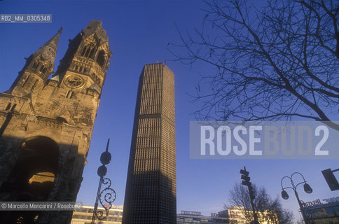 West Berlin, 1989. The Kaiser Wilhelm Memorial Church (Gedächtniskirche), partially destroyed during a bombing raid in 1943, along with its modern additions, on the Kurfürstendamm in the centre of the Breitscheidplatz / Berlino Ovest, 1989. La Chiesa commemorativa dellImperatore Guglielmo (Gedächtniskirche), costituita dalle rovine  della chiesa distrutta dai bombardamenti durante la guerra e da costruzioni contemporanee, sul Kurfürstendamm al centro di Breitscheidplatz - ©Marcello Mencarini/Rosebud2